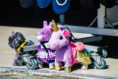 Paphos Kıbrıs Rum Kesimi 03 Mart 2020 Öğleden sonra Paphos 'ta bir hediyelik eşya dükkanında satılan dekoratif eşyaların manzarası