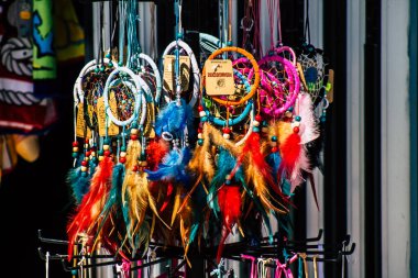 Paphos Kıbrıs Rum Kesimi 03 Mart 2020 Öğleden sonra Paphos 'ta bir hediyelik eşya dükkanında satılan dekoratif eşyaların manzarası