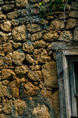 Paphos Kıbrıs 03 Mart 2020 'de öğleden sonra Paphos sokaklarında yıkılan terk edilmiş eski bir evin görüntüsü