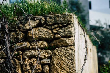 Paphos Kıbrıs 03 Mart 2020 'de öğleden sonra Paphos sokaklarında yıkılan terk edilmiş eski bir evin görüntüsü