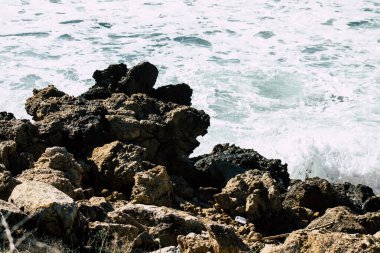 Akdeniz dalgaları Kıbrıs 'taki Paphos plajında kayaya çarpıyor