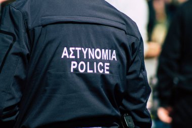 Paphos Kıbrıs Rum Kesimi 01 Mart 2020 Öğleden sonra Paphos sokaklarında bir polis memurunun görüntüsü