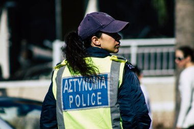Paphos Kıbrıs Rum Kesimi 01 Mart 2020 Öğleden sonra Paphos sokaklarında bir polis memurunun görüntüsü