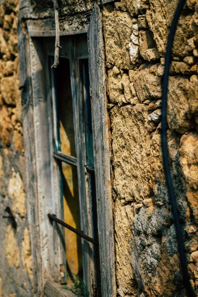 Paphos Chipre Marzo 2020 Vista Una Antigua Casa Abandonada Siendo — Foto de Stock