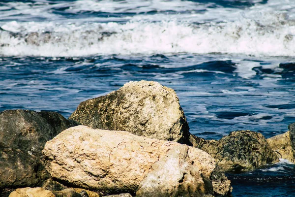 Golven Van Middellandse Zee Breken Tegen Een Rots Paphos Strand — Stockfoto