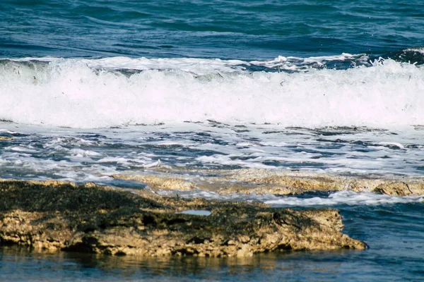 Ondas Mar Mediterrâneo Rompem Contra Uma Rocha Praia Paphos Chipre — Fotografia de Stock