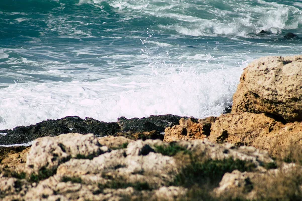 Ondas Mar Mediterrâneo Rompem Contra Uma Rocha Praia Paphos Chipre — Fotografia de Stock