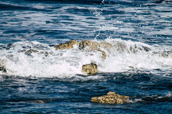 Des Vagues Mer Méditerranée Brisent Contre Rocher Sur Plage Paphos — Photo