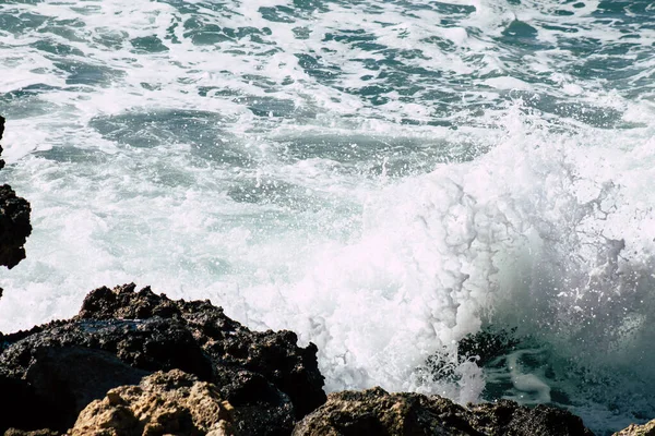 Olas Del Mar Mediterráneo Rompen Contra Una Roca Playa Paphos —  Fotos de Stock