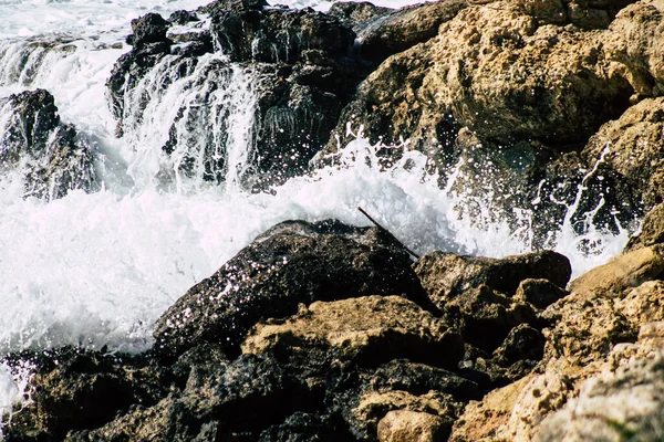 Olas Del Mar Mediterráneo Rompen Contra Una Roca Playa Paphos —  Fotos de Stock