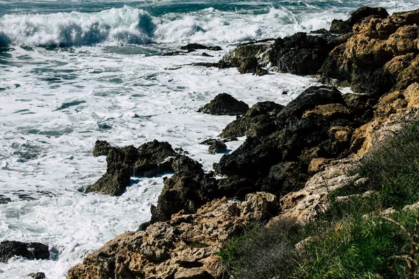 Golven Van Middellandse Zee Breken Tegen Een Rots Paphos Strand — Stockfoto
