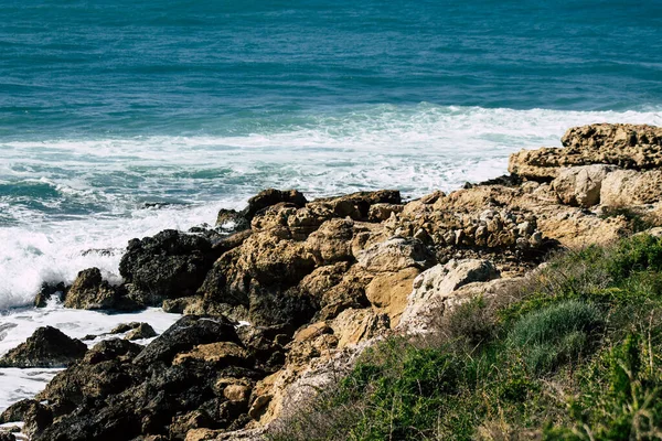 Golven Van Middellandse Zee Breken Tegen Een Rots Paphos Strand — Stockfoto