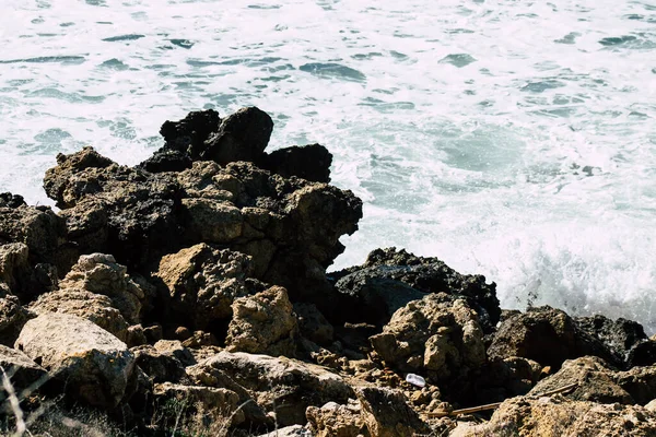 Golven Van Middellandse Zee Breken Tegen Een Rots Paphos Strand — Stockfoto