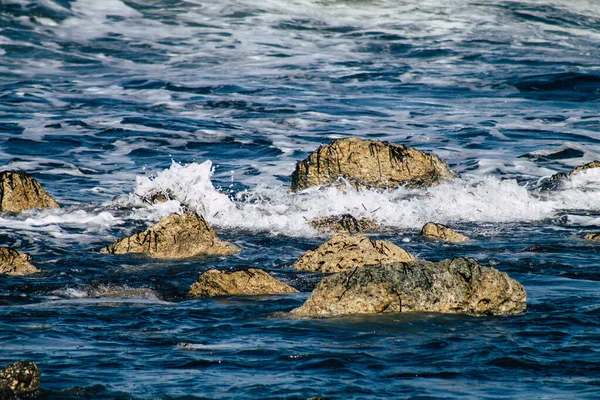 Des Vagues Mer Méditerranée Brisent Contre Rocher Sur Plage Paphos — Photo