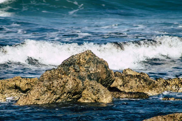 Ondas Mar Mediterrâneo Rompem Contra Uma Rocha Praia Paphos Chipre — Fotografia de Stock