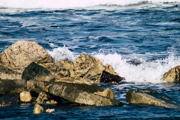 Olas Del Mar Mediterráneo Rompen Contra Una Roca Playa Paphos —  Fotos de Stock