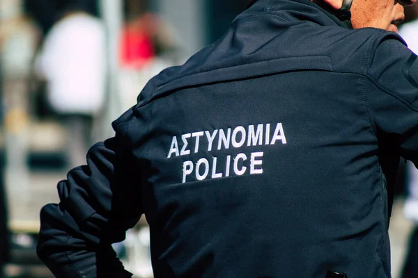 Paphos Kıbrıs Rum Kesimi 01 Mart 2020 Öğleden sonra Paphos sokaklarında bir polis memurunun görüntüsü