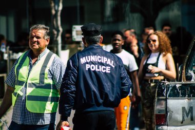 Paphos Kıbrıs Rum Kesimi 01 Mart 2020 Öğleden sonra Paphos sokaklarında bir polis memurunun görüntüsü