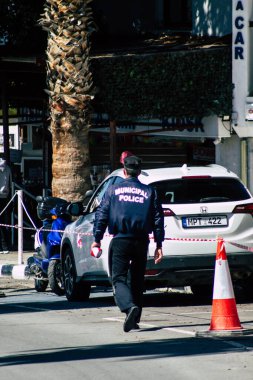 Paphos Kıbrıs Rum Kesimi 01 Mart 2020 Öğleden sonra Paphos sokaklarında bir polis memurunun görüntüsü
