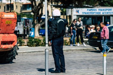 Paphos Kıbrıs Rum Kesimi 01 Mart 2020 Öğleden sonra Paphos sokaklarında bir polis memurunun görüntüsü