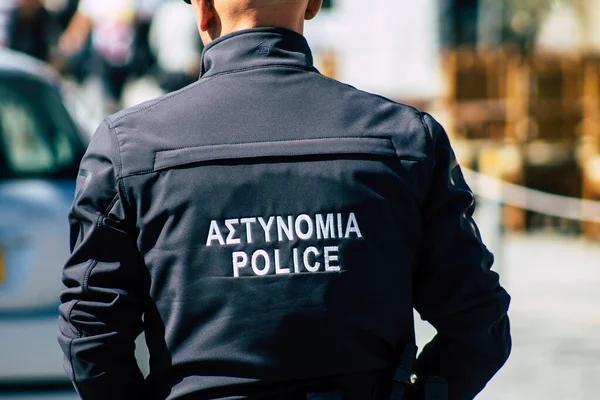 Paphos Kıbrıs Rum Kesimi 01 Mart 2020 Öğleden sonra Paphos sokaklarında bir polis memurunun görüntüsü
