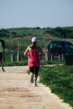 Paphos Kıbrıs Rum Kesimi 01 Mart 2020 Kimliği belirsiz insanların öğleden sonra Paphos plajında eğlendiklerini gösteriyor