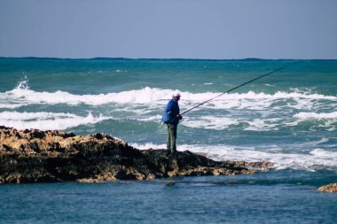 Paphos Kıbrıs Rum Kesimi 01 Mart 2020 Kimliği belirsiz insanların öğleden sonra Paphos plajında eğlendiklerini gösteriyor
