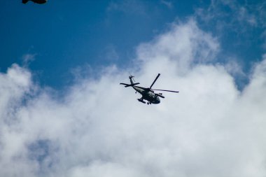 Paphos Kıbrıs Rum Kesimi 04 Mart 2020 Kıbrıs Rum Kesimi üzerinde uçan ordu helikopterinin görüntüsü