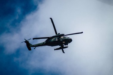 Paphos Kıbrıs Rum Kesimi 04 Mart 2020 Kıbrıs Rum Kesimi üzerinde uçan ordu helikopterinin görüntüsü