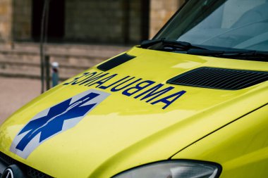 Paphos Kıbrıs 05 Mart 2020 'de öğleden sonra Paphos sokaklarına park edilmiş geleneksel bir ambulans görüntüsü