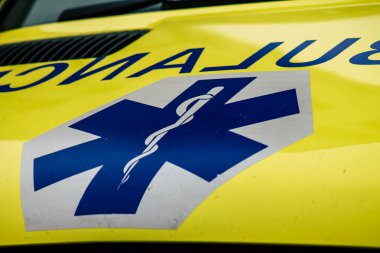 Paphos Kıbrıs 05 Mart 2020 'de öğleden sonra Paphos sokaklarına park edilmiş geleneksel bir ambulans görüntüsü