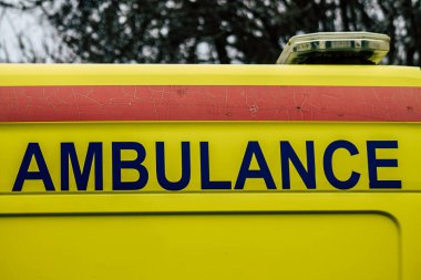 Paphos Kıbrıs 05 Mart 2020 'de öğleden sonra Paphos sokaklarına park edilmiş geleneksel bir ambulans görüntüsü