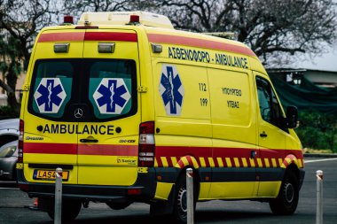 Paphos Kıbrıs 05 Mart 2020 'de öğleden sonra Paphos sokaklarına park edilmiş geleneksel bir ambulans görüntüsü