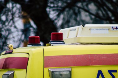 Paphos Kıbrıs 05 Mart 2020 'de öğleden sonra Paphos sokaklarına park edilmiş geleneksel bir ambulans görüntüsü