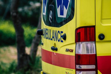 Paphos Kıbrıs 05 Mart 2020 'de öğleden sonra Paphos sokaklarına park edilmiş geleneksel bir ambulans görüntüsü