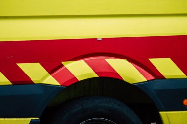 Paphos Kıbrıs 05 Mart 2020 'de öğleden sonra Paphos sokaklarına park edilmiş geleneksel bir ambulans görüntüsü