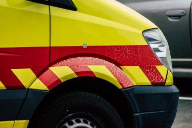 Paphos Kıbrıs 05 Mart 2020 'de öğleden sonra Paphos sokaklarına park edilmiş geleneksel bir ambulans görüntüsü