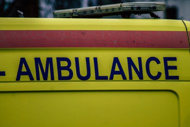 Paphos Kıbrıs 05 Mart 2020 'de öğleden sonra Paphos sokaklarına park edilmiş geleneksel bir ambulans görüntüsü