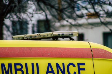 Paphos Kıbrıs 05 Mart 2020 'de öğleden sonra Paphos sokaklarına park edilmiş geleneksel bir ambulans görüntüsü