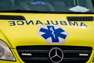 Paphos Kıbrıs 05 Mart 2020 'de öğleden sonra Paphos sokaklarına park edilmiş geleneksel bir ambulans görüntüsü