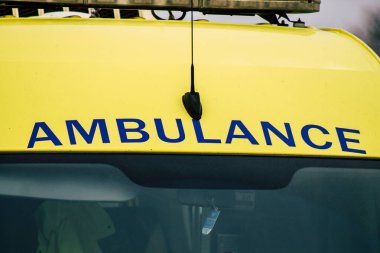 Paphos Kıbrıs 05 Mart 2020 'de öğleden sonra Paphos sokaklarına park edilmiş geleneksel bir ambulans görüntüsü