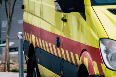 Paphos Kıbrıs 05 Mart 2020 'de öğleden sonra Paphos sokaklarına park edilmiş geleneksel bir ambulans görüntüsü