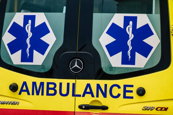 Paphos Kıbrıs 05 Mart 2020 'de öğleden sonra Paphos sokaklarına park edilmiş geleneksel bir ambulans görüntüsü