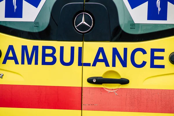 Paphos Kıbrıs 05 Mart 2020 'de öğleden sonra Paphos sokaklarına park edilmiş geleneksel bir ambulans görüntüsü