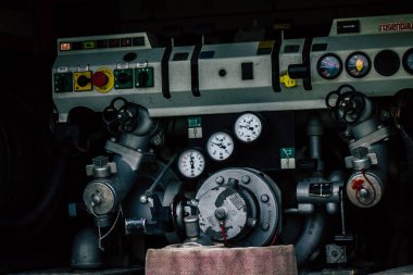 Paphos Kıbrıs Rum Kesimi 05 Mart 2020 Paphos yakınlarındaki bir çalı yangınında müdahale sahasında bir Kıbrıs itfaiye aracı görülüyor