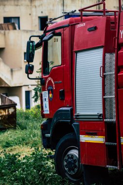 Paphos Kıbrıs Rum Kesimi 05 Mart 2020 Paphos yakınlarındaki bir çalı yangınında müdahale sahasında bir Kıbrıs itfaiye aracı görülüyor