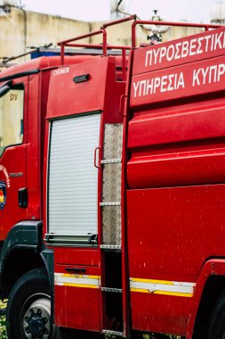 Paphos Kıbrıs Rum Kesimi 05 Mart 2020 Paphos yakınlarındaki bir çalı yangınında müdahale sahasında bir Kıbrıs itfaiye aracı görülüyor