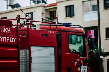 Paphos Kıbrıs Rum Kesimi 05 Mart 2020 Paphos yakınlarındaki bir çalı yangınında müdahale sahasında bir Kıbrıs itfaiye aracı görülüyor