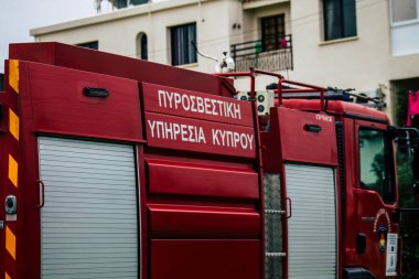 Paphos Kıbrıs Rum Kesimi 05 Mart 2020 Paphos yakınlarındaki bir çalı yangınında müdahale sahasında bir Kıbrıs itfaiye aracı görülüyor