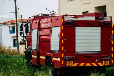 Paphos Kıbrıs Rum Kesimi 05 Mart 2020 Paphos yakınlarındaki bir çalı yangınında müdahale sahasında bir Kıbrıs itfaiye aracı görülüyor